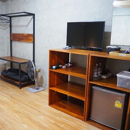 Banmai87 Guest House บ้านไม้87 เกสต์เฮ้าส์ プラナコーン・シー・アユタヤ エクステリア 写真