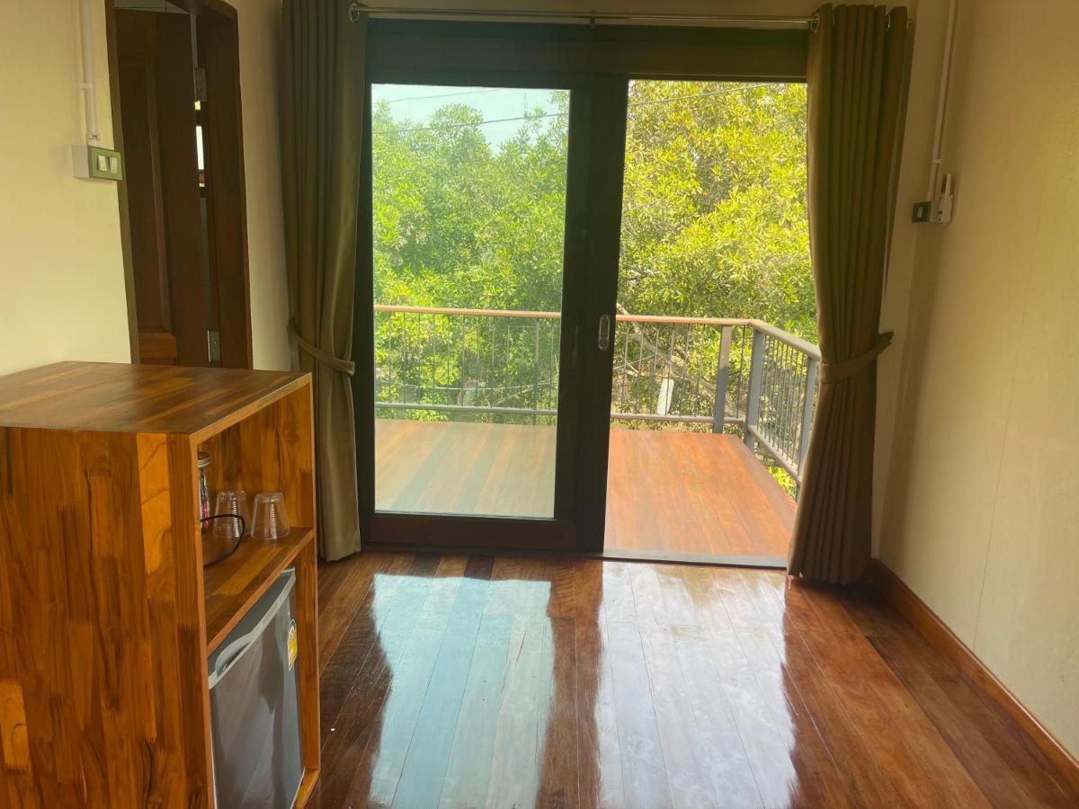 Banmai87 Guest House บ้านไม้87 เกสต์เฮ้าส์ プラナコーン・シー・アユタヤ エクステリア 写真